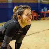 �Sono un ex pallavolista � racconta Emanuela �. Per me come per molte mie �colleghe� il beach rappresentava solo un�attivit� estiva. Ma con il tempo ho capito che si tratta di uno sport anche pi� completo e coinvolgente: mentre a pallavolo si gioca in sei, qui si � solo in due e quindi ogni palla pu� essere tua�